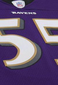 Lila Footballtrikot der Baltimore Ravens mit der Nummer 55 in Weiß und Gold sowie dem NFL-Logo am Kragen.