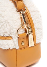 Żółta torebka z ekologicznej skóry z teksturowanym białym przodem z futra. Posiada złoty zamek błyskawiczny oraz akcesoria, a także złoty element z logo.