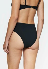 Czarny, wysoki bikini dół wykonany z gładkiego materiału, o prostym wzorze bez zdobień, zapewniający pełne pokrycie z tyłu.