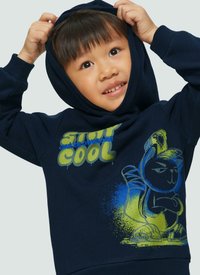 Navy-blaues Hoodie aus weichem Stoff mit gerippten Bündchen. Mit einem Grafikdesign eines Katers, der einen Rucksack trägt, sowie dem Text "Bleib cool und sei großartig".