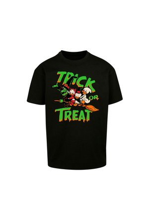 Fekete pamut póló, amelyen "TRICK OR TREAT" felirat található zöld és narancssárga színnel, valamint karikatúrák, köztük egy boszorkány, egy ördög és egy kacsa.