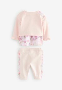 Zweiteiliges Babykleidungset, bestehend aus einem blassen rosa Langarmoberteil mit Rüschensäumen und einem Blumendruck auf der Innenschicht, kombiniert mit passenden Hosen.