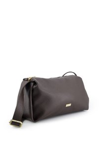 Mørkebrun lædertaske med en struktureret finish, guld lynlås og aftagelig rem. Har en lille, rektangulær logoplade.