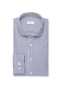 Chemise longue à manches longues pliée avec des rayures verticales bleues et blanches, devant boutonné, et un col classique.