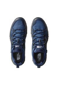 Siniset vaelluskengät, joissa on verkkomainen ja synteettinen päällinen, mustat yksityiskohdat, teksturoidut pohjat ja logodetaliot sisäpuolella sekä kantapäässä.