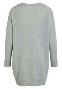 Světle šedý oversize svetr s kulatým výstřihem, dlouhými rukávy a měkkou, texturovanou tkaninou, s uvolněným střihem a delším zakulaceným lemem na zadní straně.