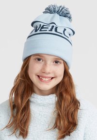 Beanie lavorato a maglia blu chiaro con un pompon in cima. Presenta una fascia con logo blu scuro in evidenza. Tessuto morbido con una vestibilità aderente.