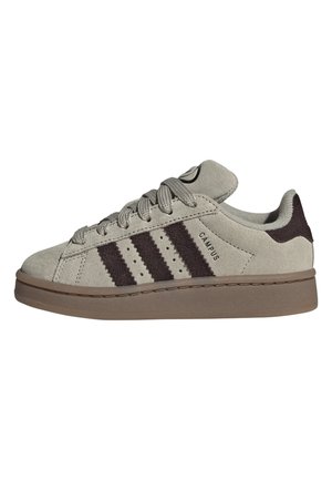 Jasnoszare zamszowe buty sportowe Adidas Campus z ciemnoszarymi paskami, brązową podeszwą, sznurowadłami i wyściełanym kołnierzem.