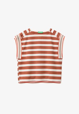 Mouwloze top met brede horizontale bruine en rode strepen op een witte achtergrond, boothals en een groen merklabel aan de binnenkant van de kraag.
