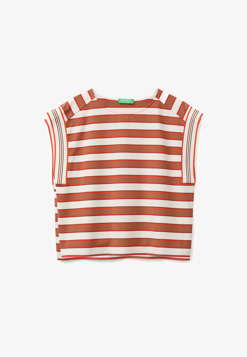 Haut sans manches avec de larges rayures horizontales marron et rouges sur fond blanc, encolure bateau et étiquette verte de la marque à l'intérieur du col.