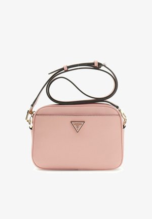 Sac bandoulière rectangulaire en cuir rose pâle avec une sangle noire réglable et des ferrures couleur or, arborant un logo triangulaire Guess à l'avant.
