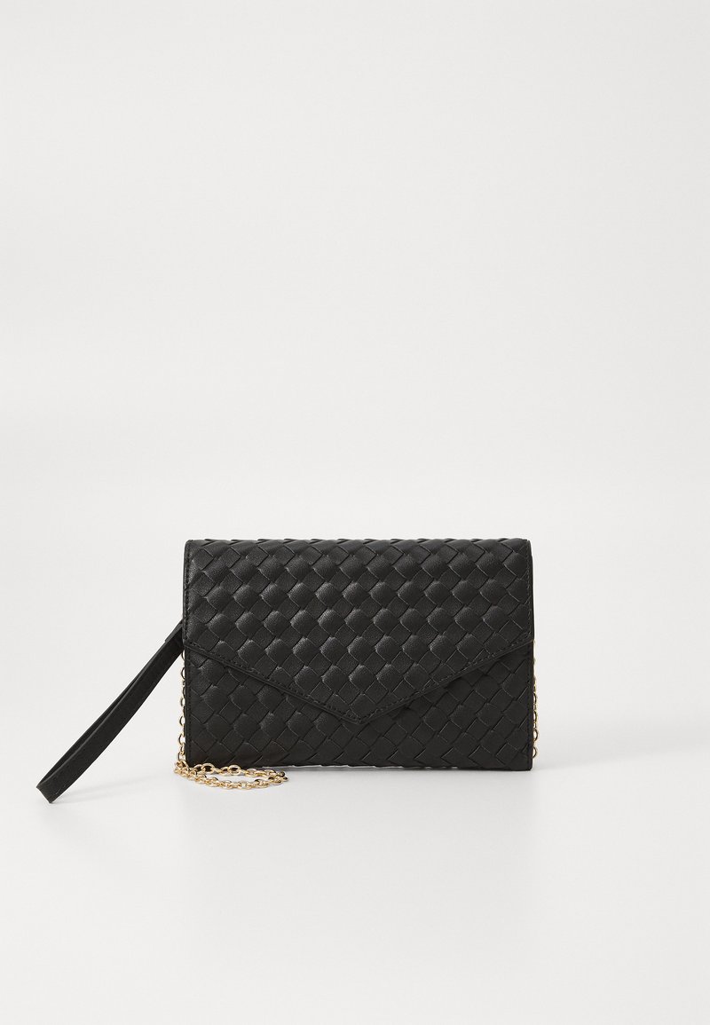 Portafoglio nero intrecciato con chiusura a patta e tracolla in metallo dorato. Presenta una superficie testurizzata e un design minimalista.