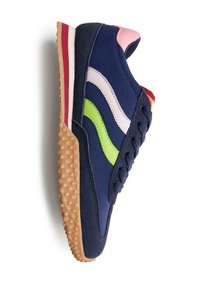 Sneaker blu navy con suola in gomma testurizzata, caratterizzato da righe laterali multicolori in verde, bianco e rosa. Punta arrotondata e design con lacci.