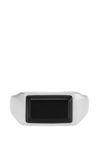 Bague en argent avec un centre rectangulaire en noir brillant. Design lisse et élégant ; les côtés se rétrécissent doucement pour un look moderne et minimaliste.
