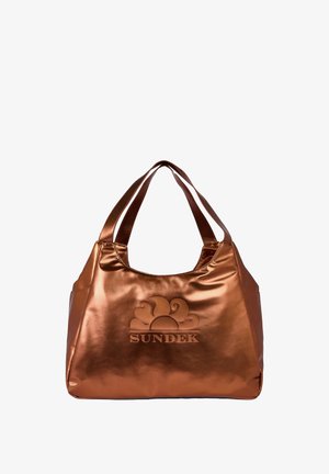 Sac fourre-tout bronze brillant avec doubles poignées et logo SUNDEK embossé représentant un soleil stylisé et des vagues sur le devant.