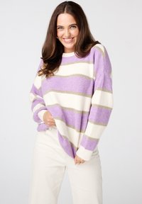 Lichtgewicht trui in crèmekleur, lavendel en gouden strepen. Beschikt over een ontspannen pasvorm, ribbelstructuur en brede manchetten.