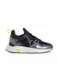 Sneaker atletico nero e grigio con tomaia in rete, dettagli riflettenti, suola in gomma e linguetta sul tallone di colore giallo neon. Presenta un design testurizzato.