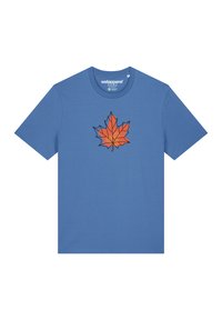 Blauwe katoenen t-shirt met een oranje esdoornblad graphic in het midden, omlijnd in zwart. Korte mouwen, klassieke ronde halsontwerp.