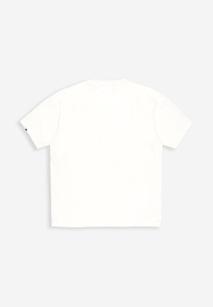 Eenvoudig wit T-shirt met korte mouwen en ronde hals, plat gelegd met de achterkant naar boven op een lichtgrijze achtergrond.