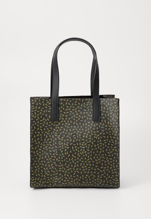 Bolsa de tote con patrón de hojas verdes y marrones; asas negras y acabado texturizado; nombre de la marca en relieve en el frente para una identificación detallada.