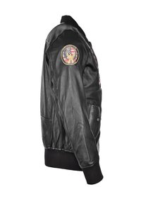 Svart läderbomberjacka med ribbad krage och manschetter, med ett emblem på vänster ärm och två framfickor.