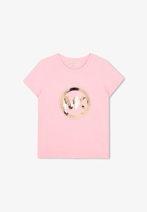 T-shirt rose à manches courtes avec un logo MK métallique doré entouré de petits clous dorés au centre devant.
