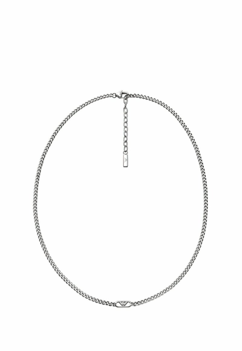 Sølvkjede med rund lenke design, jevn tekstur og en liten rektangulær charm med logo detaljer.