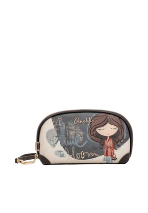 Piccola pochette con cerniera con una ragazza dei cartoni animati con cappotto rosso, disegni astratti e la parola "Anekke" su uno sfondo crema e grigio.