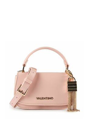 Mini borsa Valentino in morbida pelle rosa, con manico superiore, tracolla regolabile, parti metalliche color oro e nappina decorativa a catena.