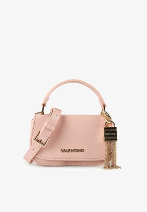 Mini borsa Valentino in morbida pelle rosa, con manico superiore, tracolla regolabile, parti metalliche color oro e nappina decorativa a catena.