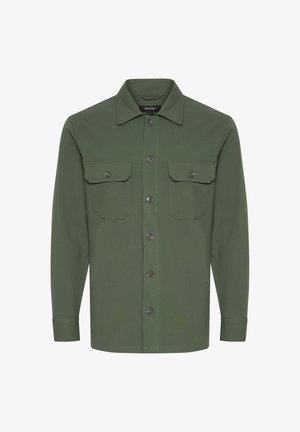 Olivovo zelená košeľa s dlhým rukávom a golierom, dvoma náprsníkovými vreckami, zapínaním na gombíky a textúrovanou tkaninou. Obsahuje sivé gombíky a má rovný strih.