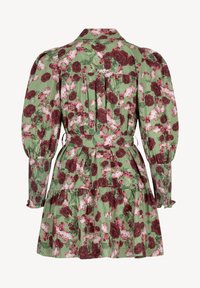 Kwiatowa sukienka z zielonym tłem i czerwonymi wzorami różyczek, bufiastymi rękawami, paskiem w talii oraz warstwowym fasonem z falbankami.