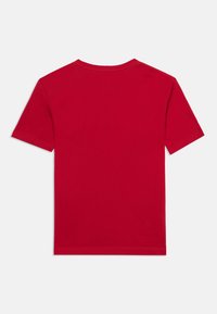 Κόκκινο κοντομάνικο μπλουζάκι με στρογγυλή λαιμόκοψη, απλωμένο επίπεδα και εμφανής η πίσω πλευρά χωρίς ορατό σχέδιο ή κείμενο.