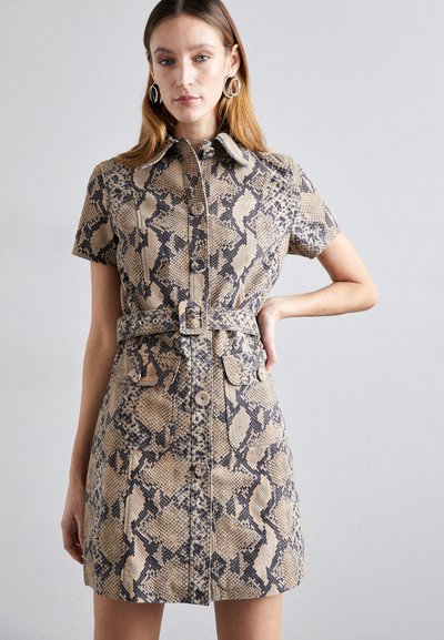 Rochie din material cu imprimeu de șarpe, cu mâneci scurte, bej cu modele întunecate, având talie cu curea, închidere cu butoane și două buzunare plate în față.
