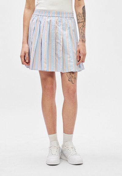 Jupe plissée bleu clair avec des rayures verticales en rose et blanc. Ceinture élastique, tissu léger, longueur au-dessus du genou.