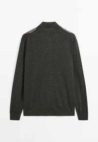 Donkergrijze lange mouwen sweater met een opgevouwen kraag en geribde manchetten, van achteren afgebeeld op een witte achtergrond.
