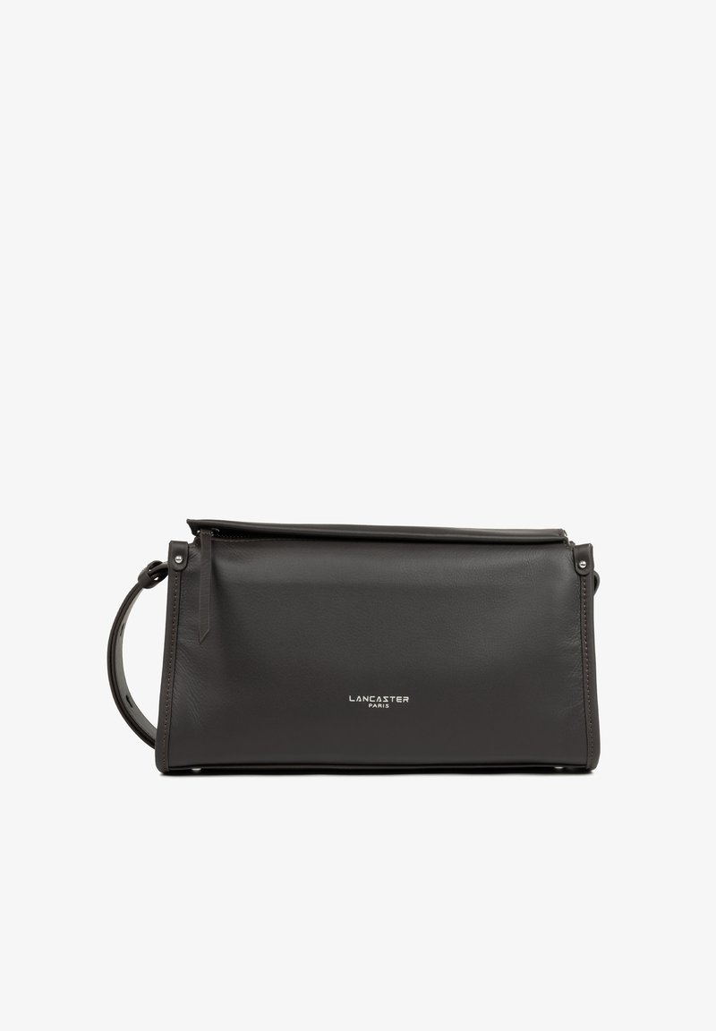 Borsa a tracolla in pelle nera con texture liscia, dotata di chiusura con zip e manico corto. Logo impresso sul davanti. Design minimalista.