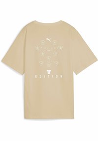 Beige t-shirt med afslappet fit, der har en hvid grafik af fodboldtrøjer og tekst på ryggen, fra Puma forår/sommer 2025 kollektionen.