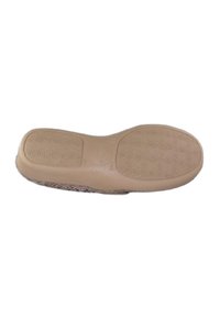 Plantilla de zapato beige con superficie texturizada. Presenta bordes redondeados y un patrón de rejilla para mayor agarre. Ligera, con detalle de malla transpirable.