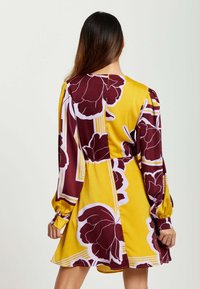 Liquorish LIQUORISH GEOMETRIC  - Day dress - yellow
