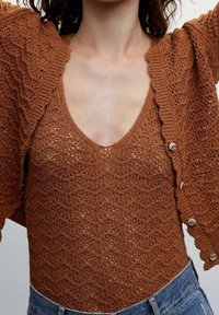 Hnědý pletený body s hlubokým V-výstřihem, strukturovaným vzorem a volánkovými okraji rukávů, s knoflíky podél jedné strany.