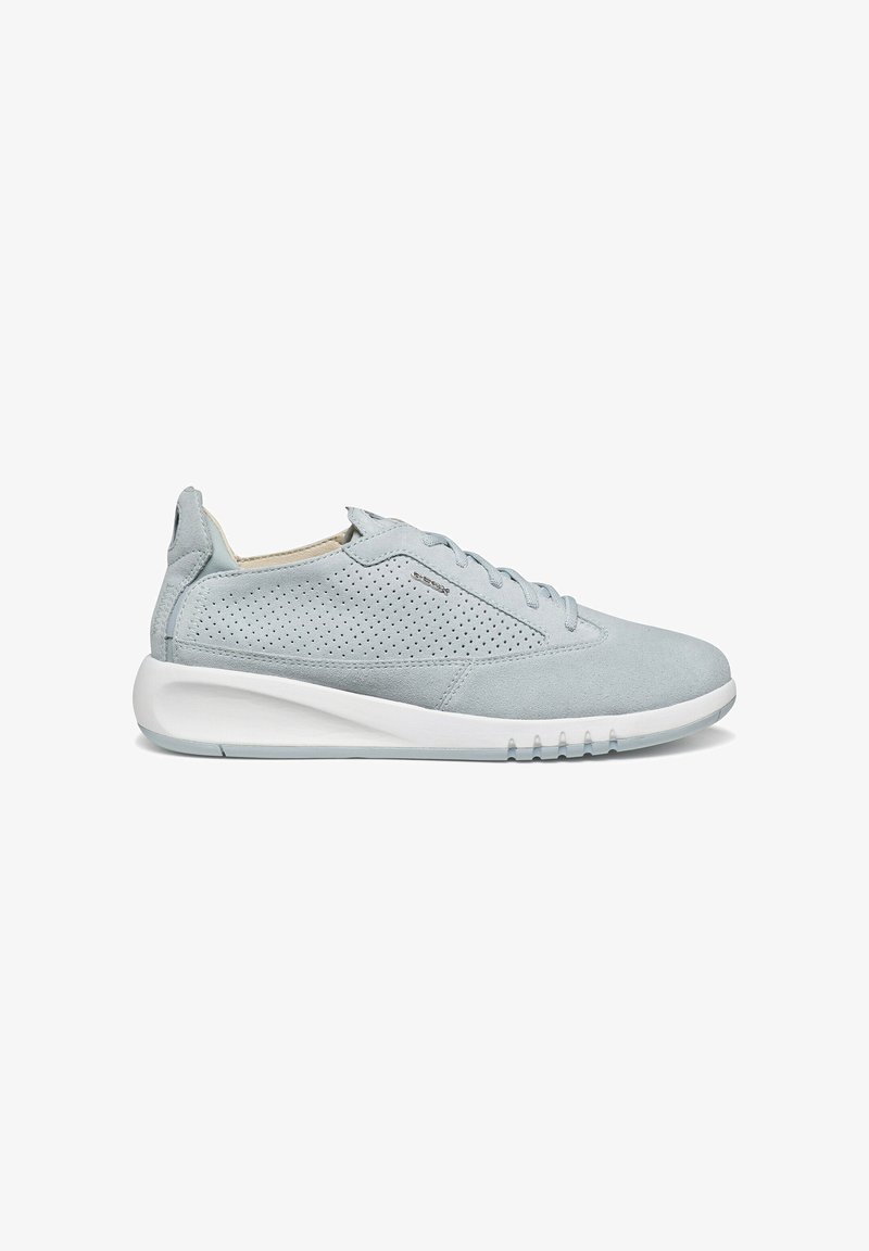 Baskets gris clair en daim avec côtés perforés. Dotées d'une semelle blanche et de lacets plats. Texture lisse, forme arrondie et design minimaliste.