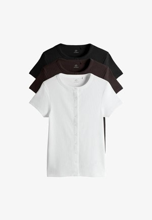 Tři trička s krátkým rukávem naskládaná na sobě: jedno bílé, jedno tmavě hnědé a jedno černé. Každé má kulatý výstřih a zapínání na knoflíky s žebrovanou texturou.