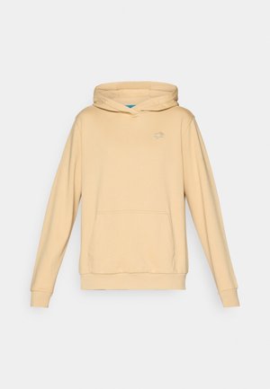 Bežs hoodeis ar kangaroo kabatu, ribotām piedurknēm un apakšmalu. Iezīmēts ar nelielu logotipu uz krūtīm un zilu oderi kapucē.