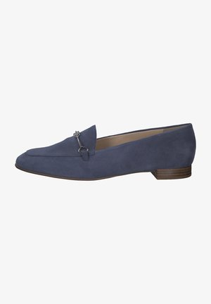 Blauwe suede instappers met een platte hak, voorzien van een decoratieve hardware-accent en een glad, gestructureerd oppervlak. Classieke, taps toelopende vorm.