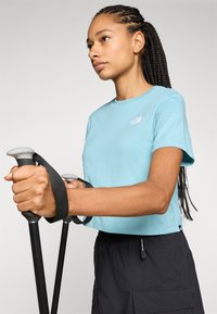 The North Face SIMPLE DOME CROPPED SLIM TEE - T-shirt imprimé - blue eclipse