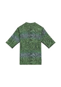 Kortärmad skjorta med grön bas, prydd med ett tätt svart och ljusgrönt geometriskt mönster, tillverkad av lättviktsmaterial med en avslappnad passform.