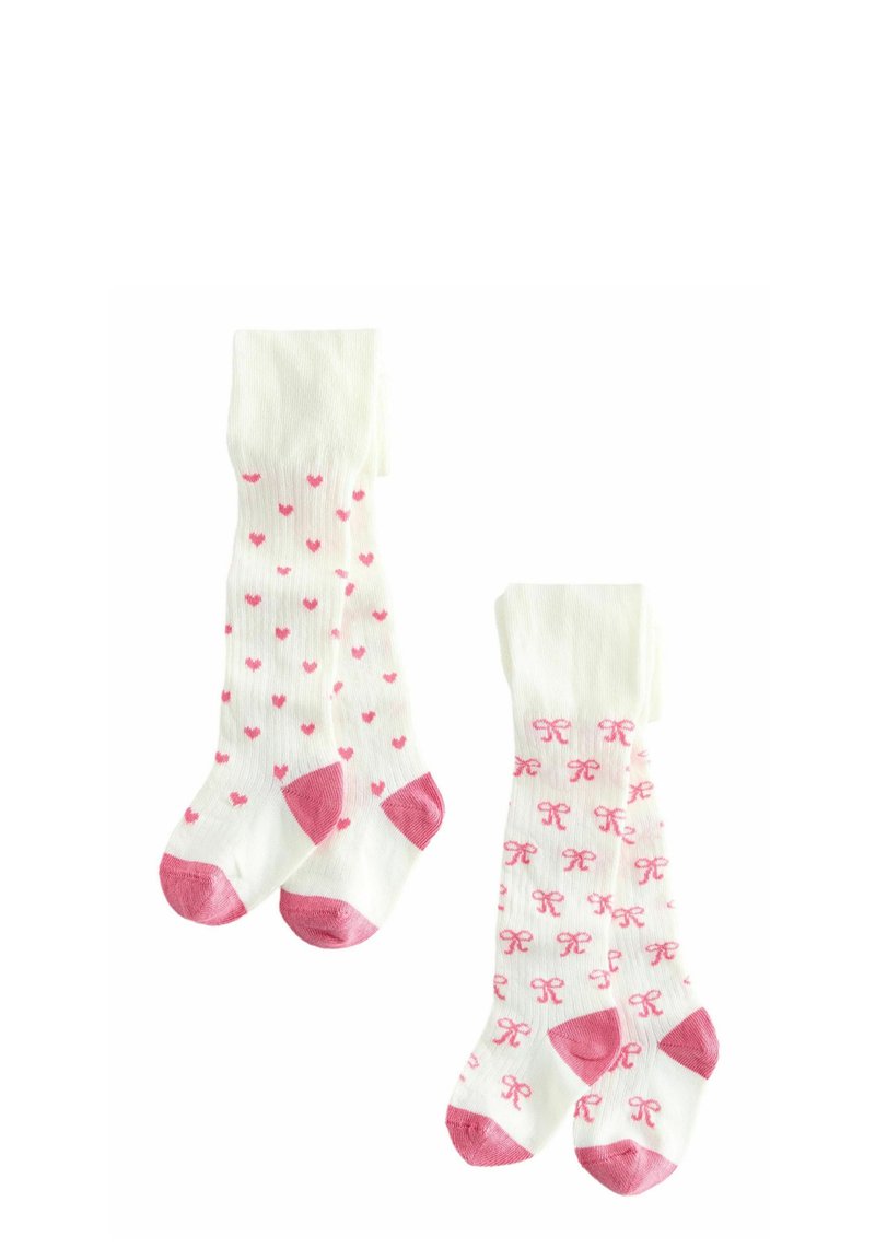 Weiße Baumwollsocken mit pinken Herzmustern und pinken Zehenakzenten auf einem Paar; das andere Paar hat ein wiederholtes Schleifenmuster.