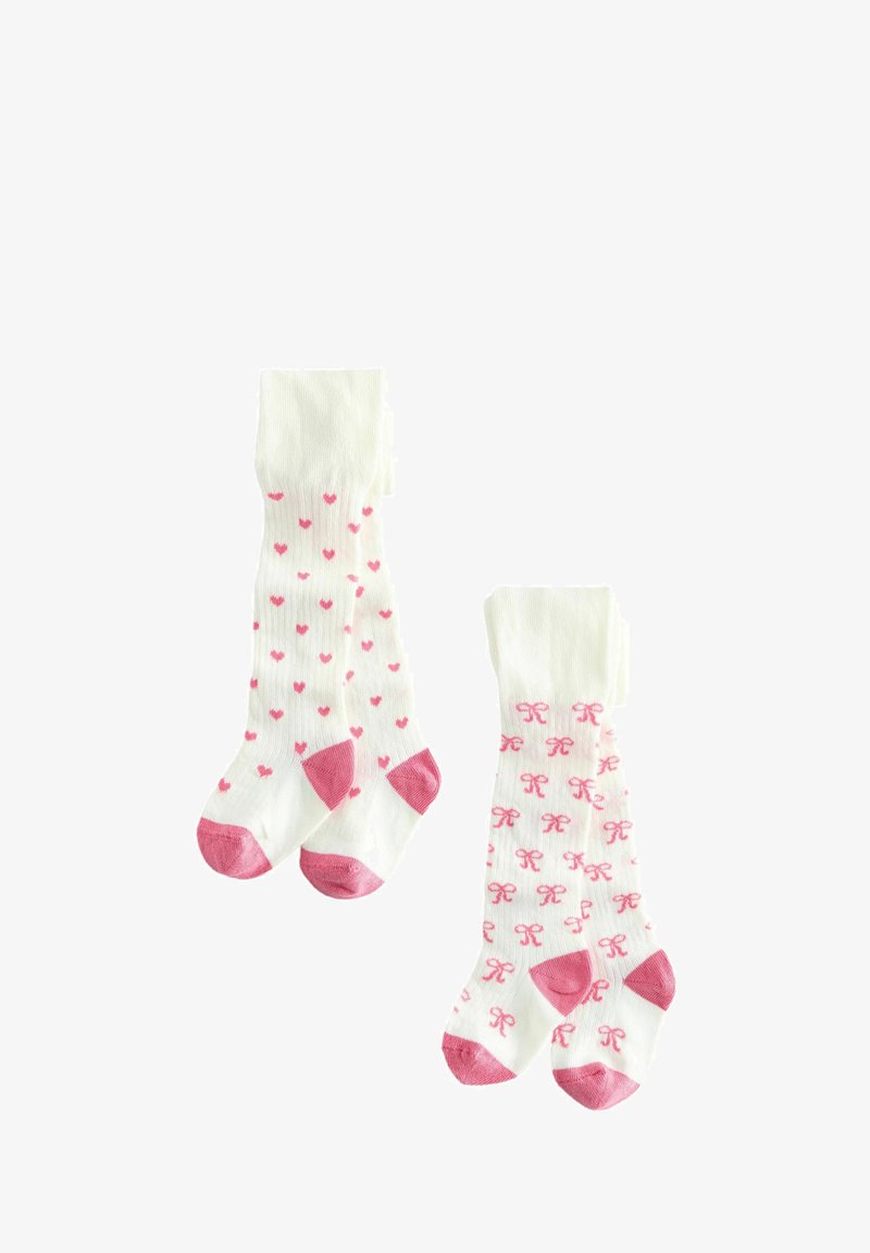 Calzini bianchi in cotone con motivi a cuore rosa e punte rosa su un paio; l'altro paio presenta un design a fiocco ripetuto.