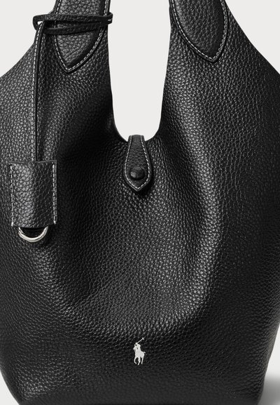 Saco tipo balde preto em pele com acabamento texturizado, fecho por cordão, detalhes em metal prateado e pequeno logotipo na parte frontal.